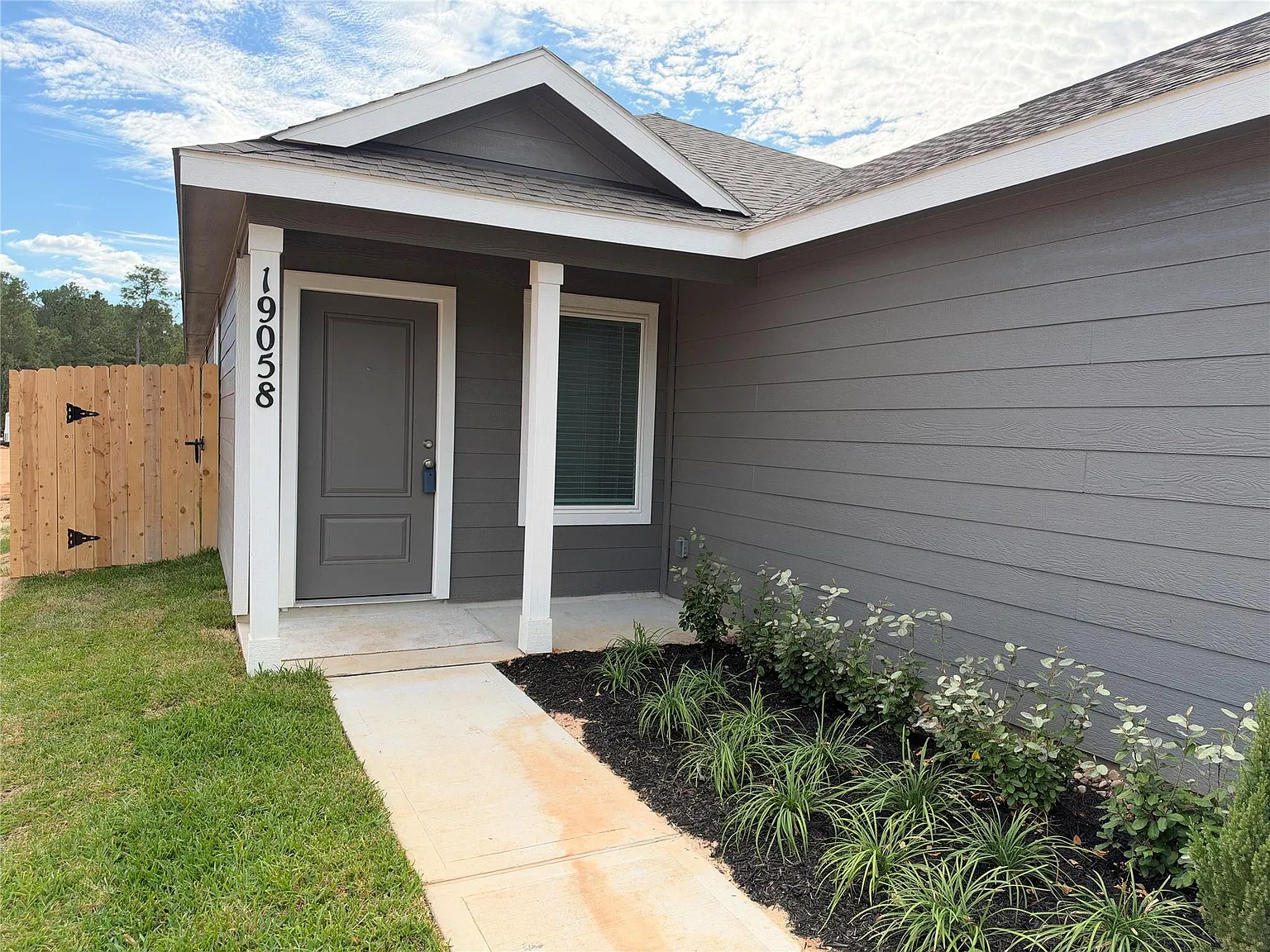 4 bed, 2.0 bath, 1600 sqft, $1,700 — Photo 2