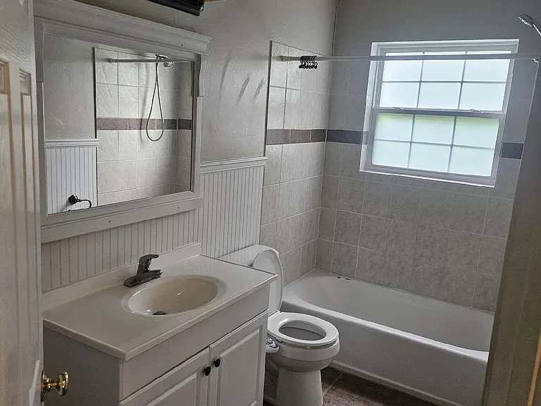 208 W College St — Photo 6