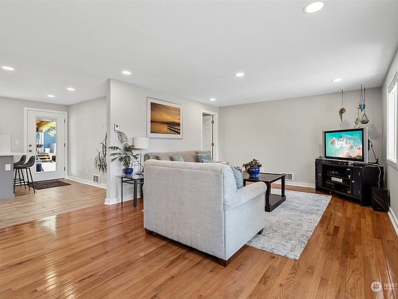4th image of 14118 NE 21st Avenue
