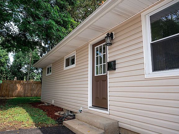 3rd image of 204 E Walnut St