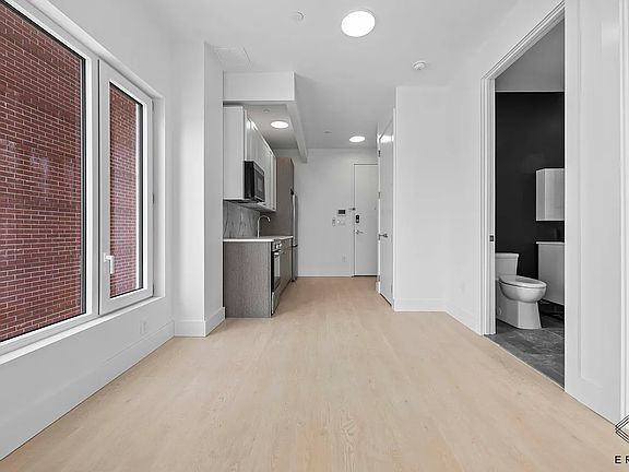 2nd image of 833 Maple St #3D