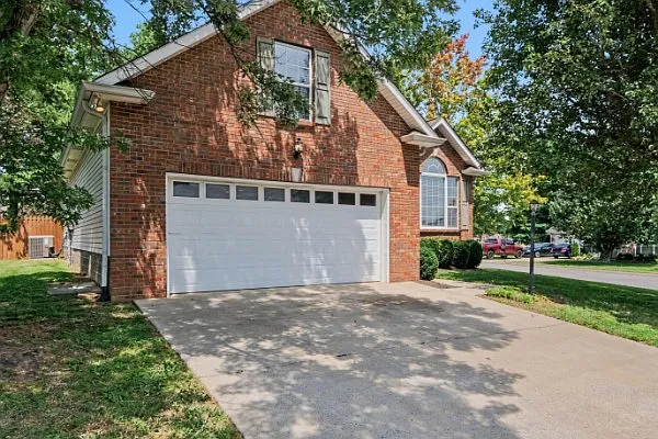3 bed, 1993 sqft, $2,200 — Photo 2