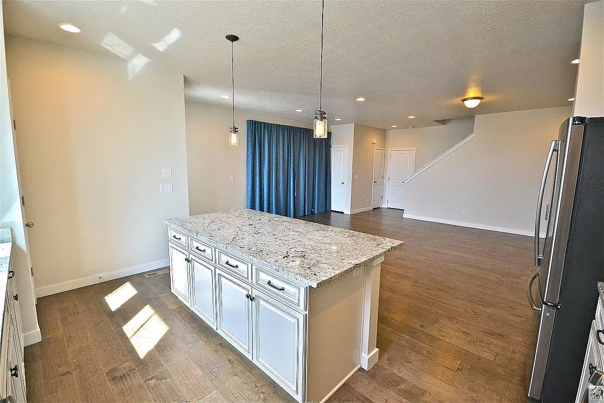 3 bed, 2.5 bath, 2500 sqft, $2,495 — Photo 4