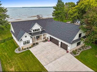 1751 E Shore Cir, Green Bay, WI 54302