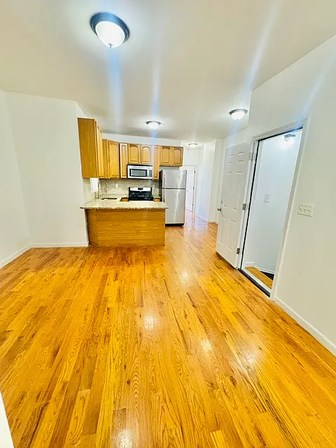 411 Woodlawn Ave — Photo 2