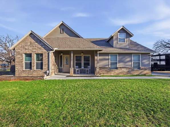 913 Carpenter St, Azle, TX 76020