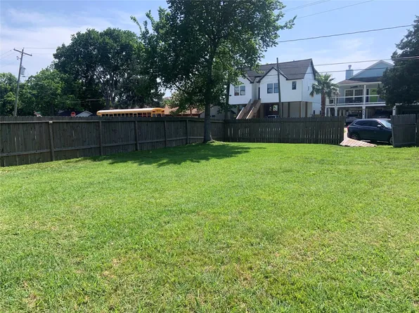 411 Lakeside Dr, Kemah, TX 77565