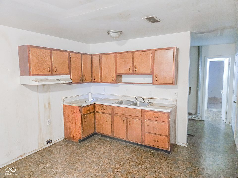 2nd image of 2933 Caroline Ave