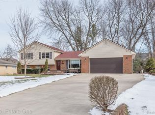 23918 Forest Park Dr E, Novi, MI 48374