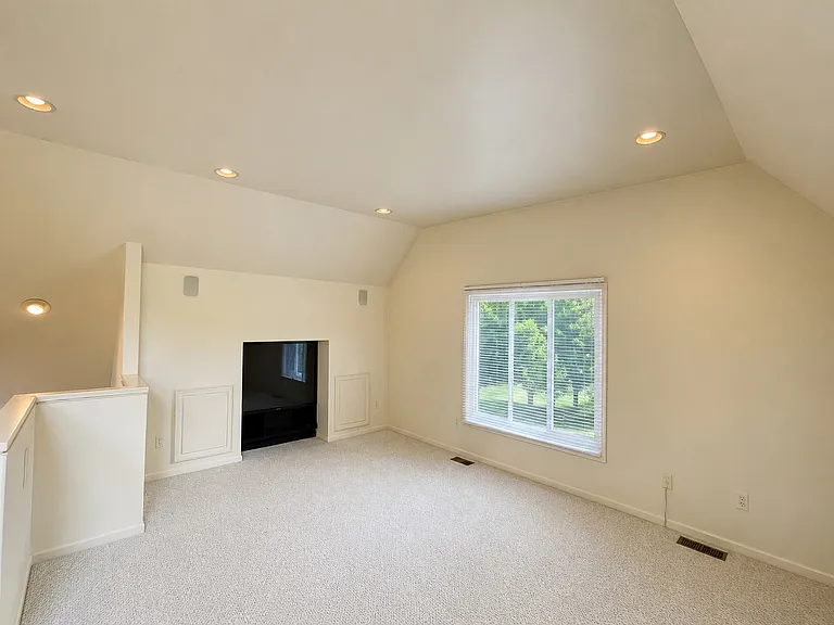517 Essex Dr — Photo 23