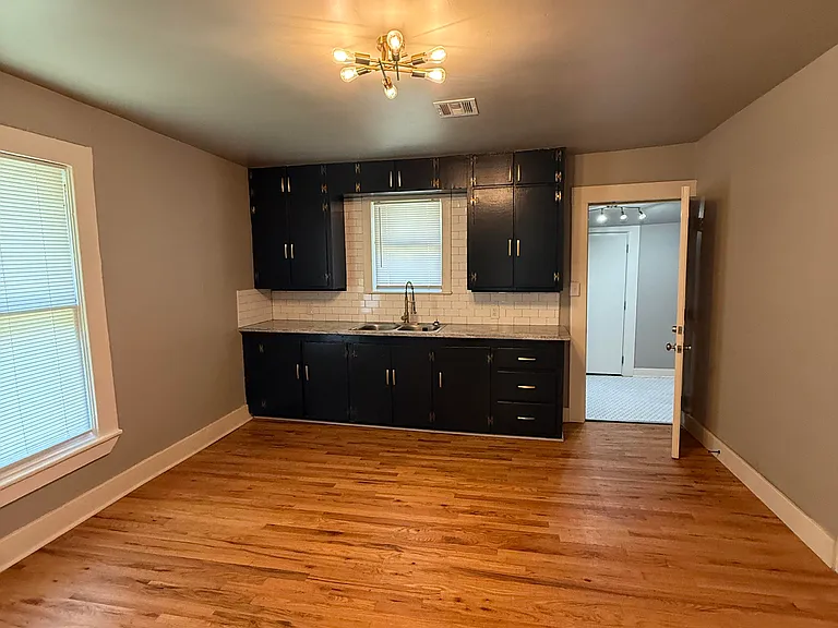 706 S Saint Louis Ave — Photo 4