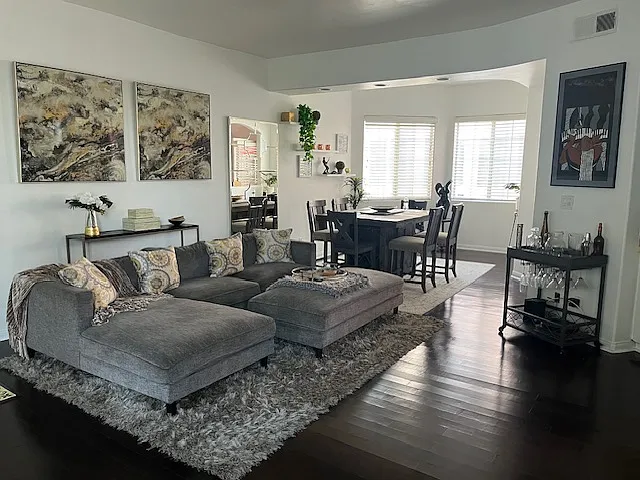 408 W Queen St — Photo 3