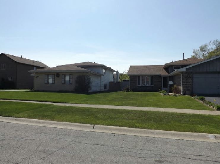 2nd image of 3704 Carpenter St