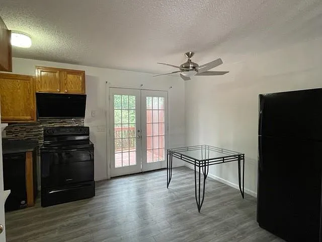 3882 Parklane Dr — Photo 3