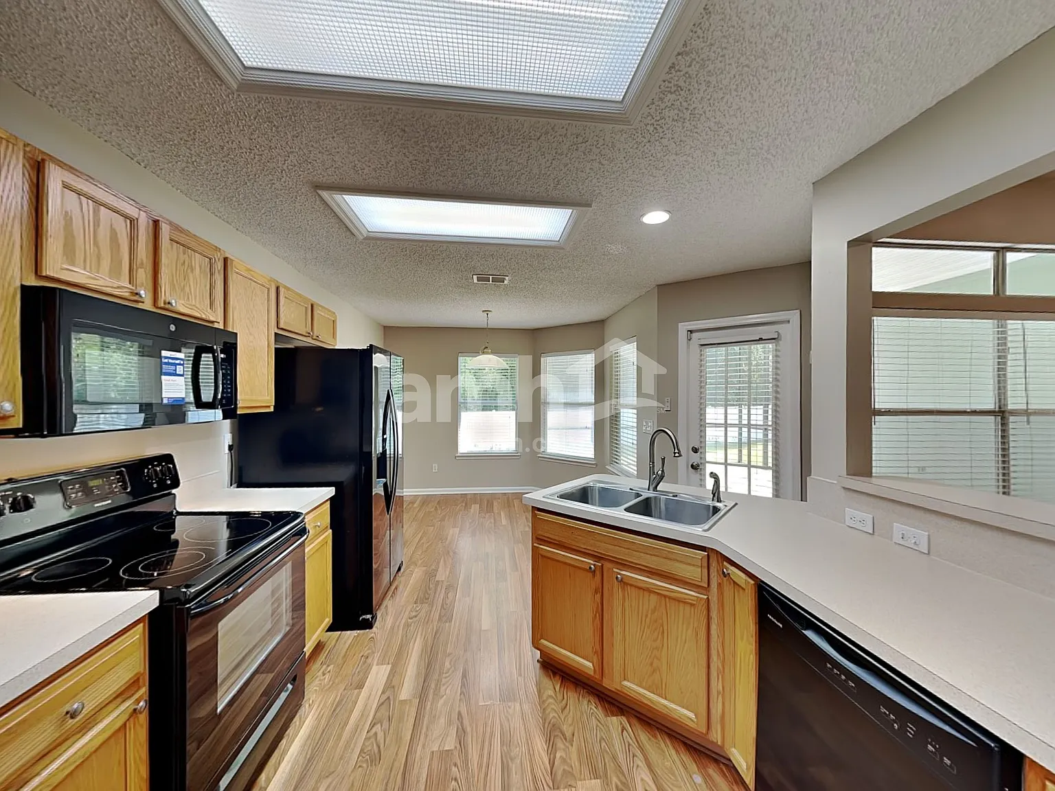 3 bed, 2.0 bath, 1644 sqft, $2,360 — Photo 3