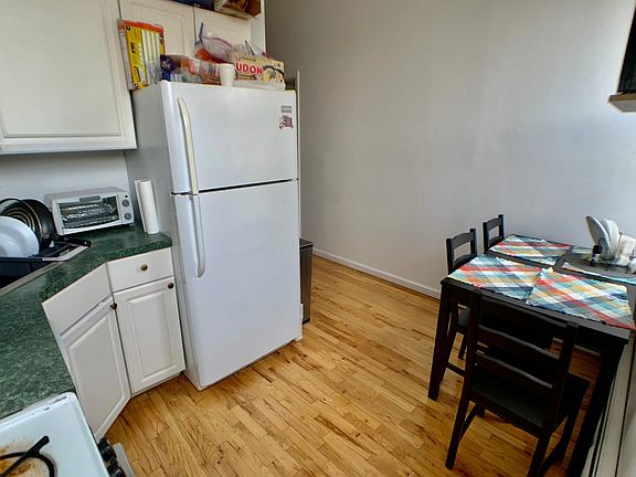 2nd image of 912 Washington St APT 3