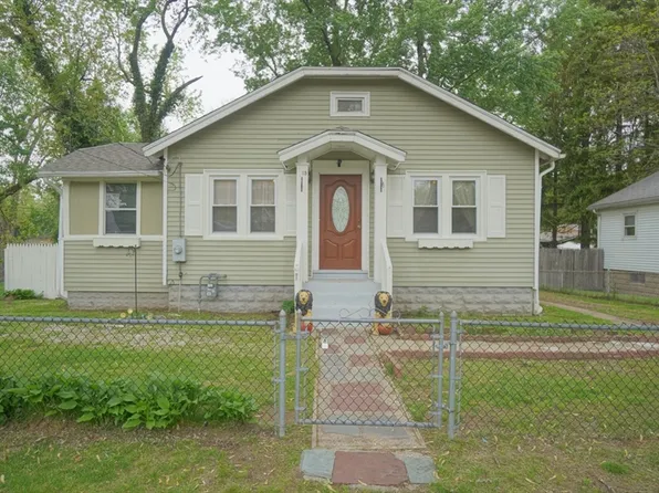 15 Viola St, Springfield, MA 01109