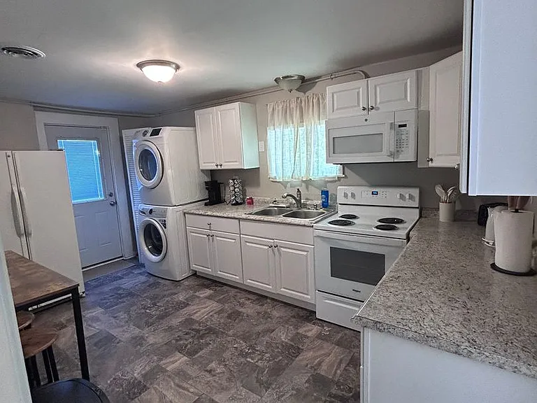 14 Ainsworth Ln — Photo 1