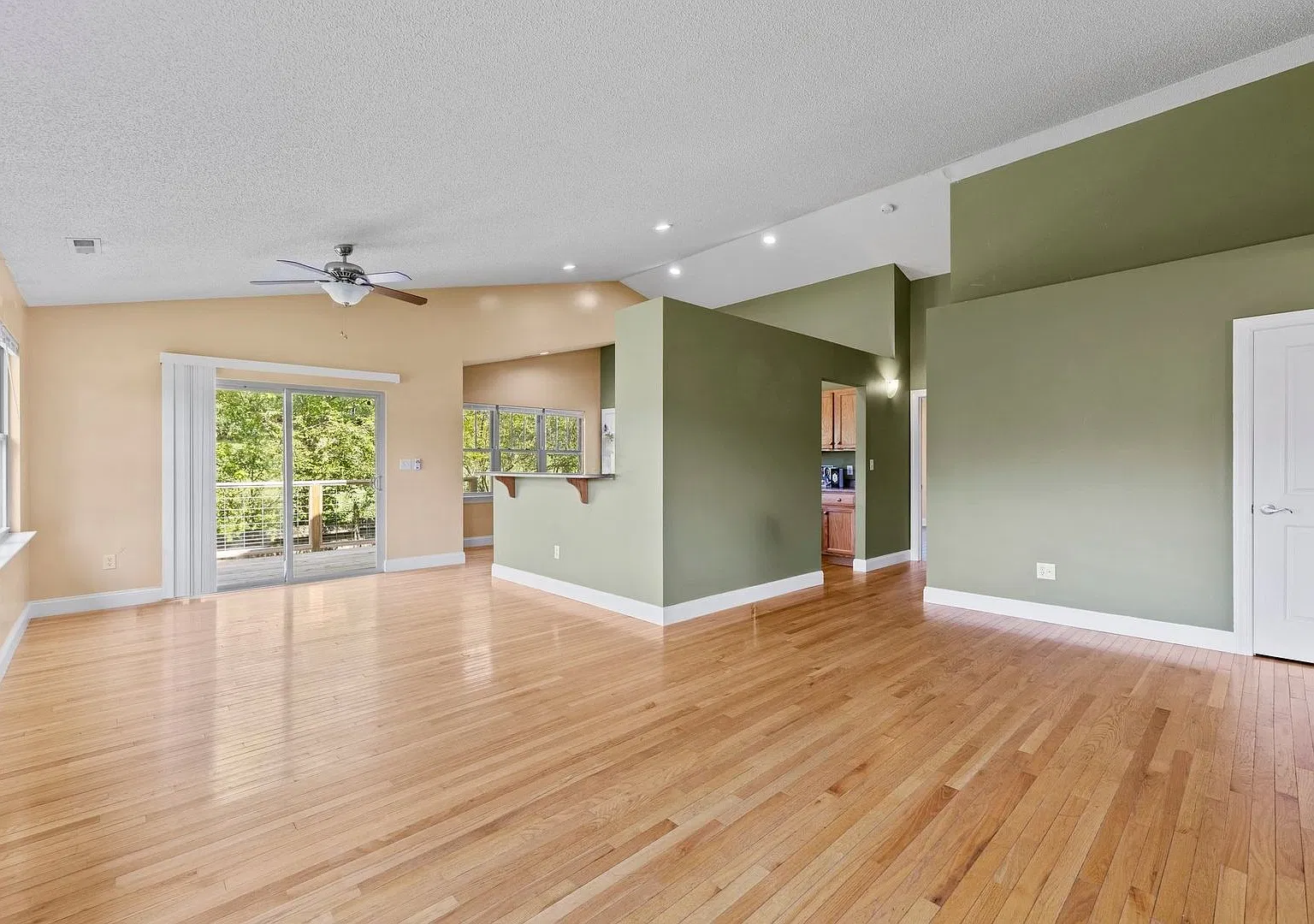Delightful 3-Bedroom, 2-Bathroom with Fenced-In Yard in Etwoah — Photo 3