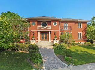 7051 N Kilbourn Ave, Lincolnwood, IL 60712