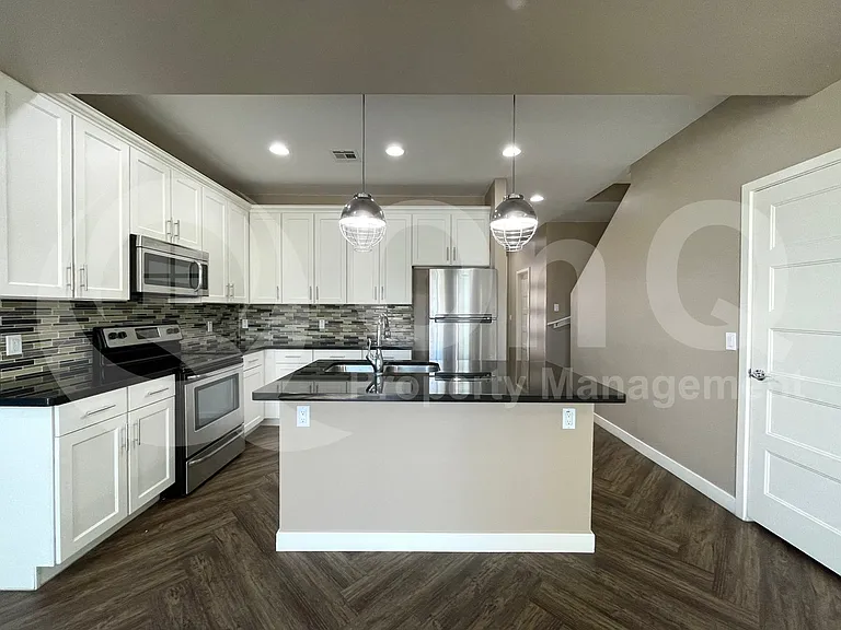 1264 E Curry Rd — Photo 8