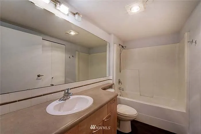 12334 31st Ave NE — Photo 3