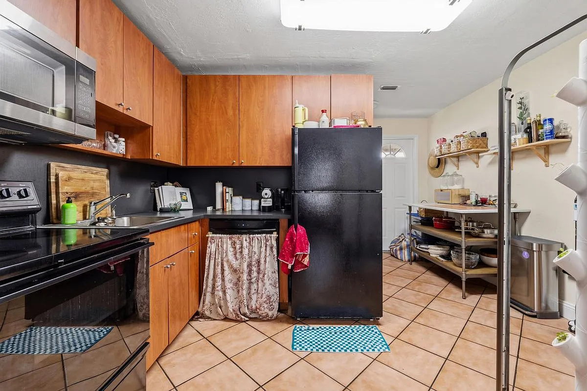 4 bed, 2.0 bath, 1686 sqft, $3,400 — Photo 2