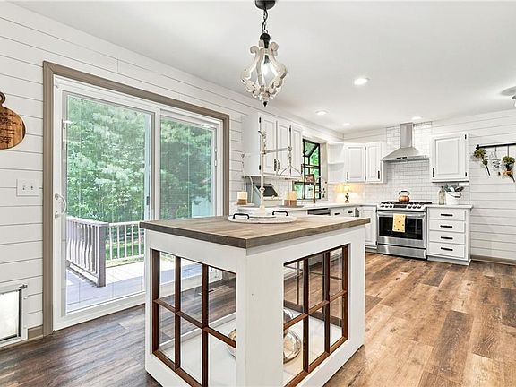 2nd image of 290 Sharptop Ridge Rd
