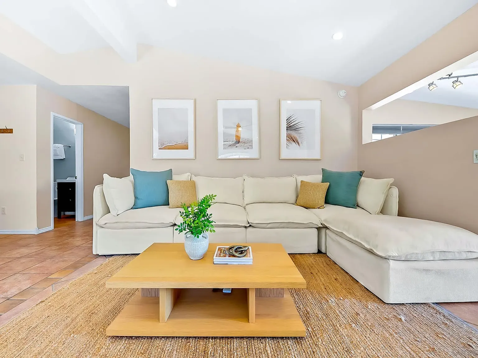 4 bed, 2.0 bath, 1345 sqft, $8,500 — Photo 2