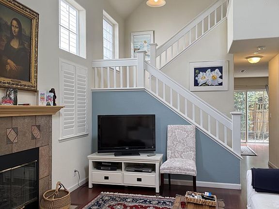 2nd image of 15 Windward Pl