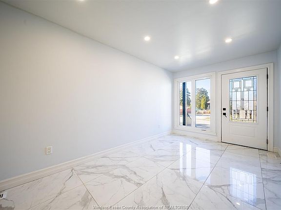 4th image of 1582 Drouillard Rd