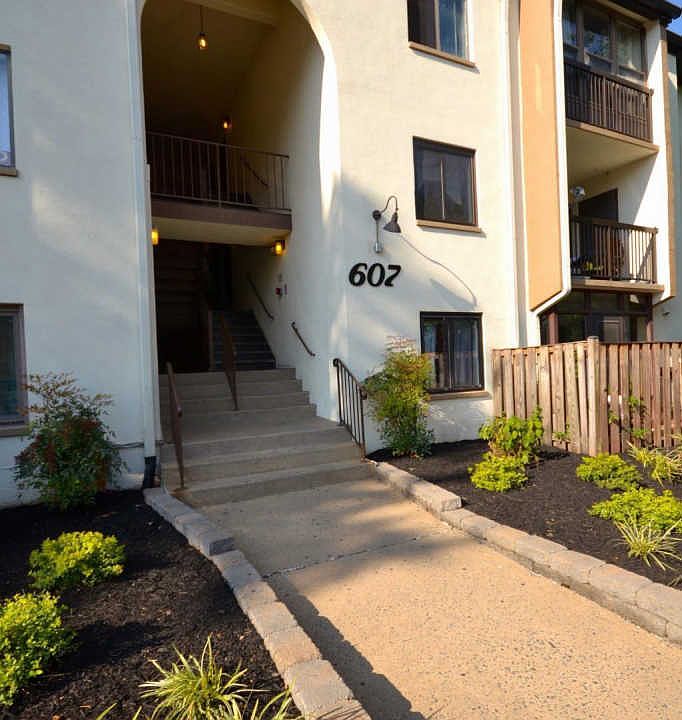 1st image of 607 Center St APT 103