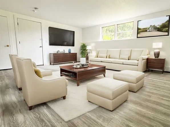 1 Town House Ln APT 11, Acton, MA 01720