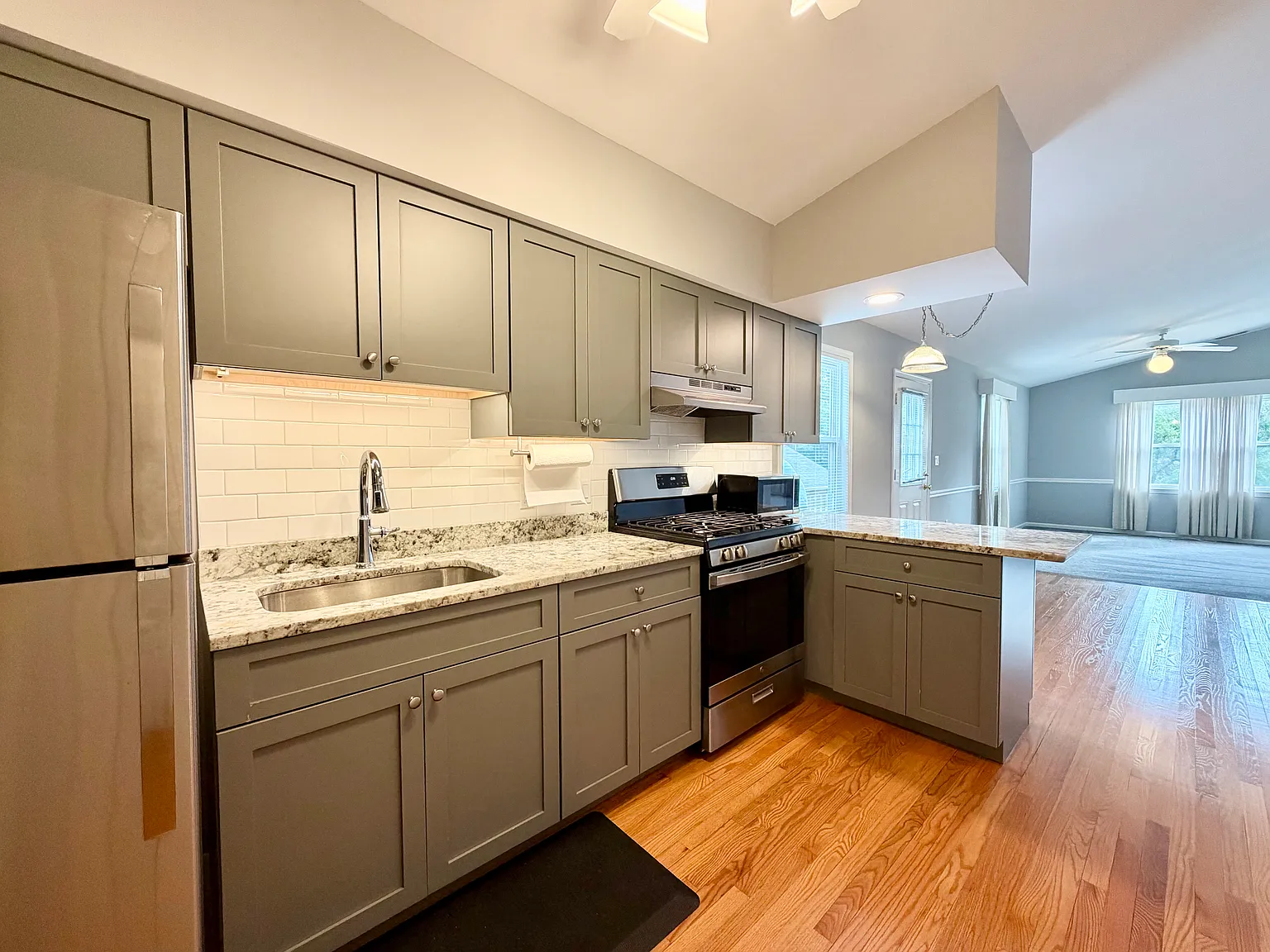 2 bed, 1012 sqft, $2,200 — Photo 4