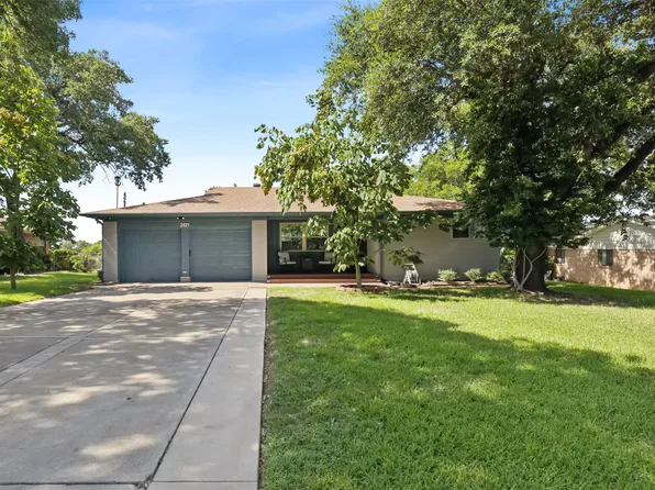 2421 Robert Burns Dr, Fort Worth, TX 76119