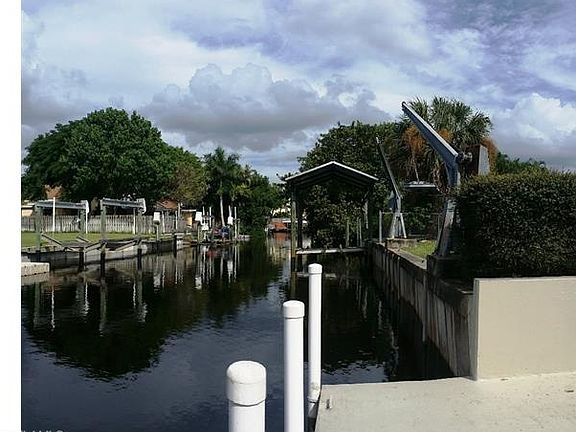 Only 6 Homes to the River