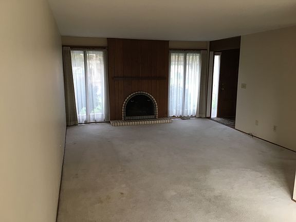 Living room w/ gas fireplace
