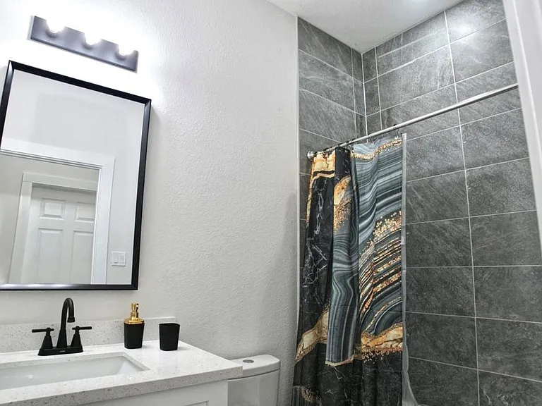 Guest Restroom with complimentary shampoo, body wash and conditioner.