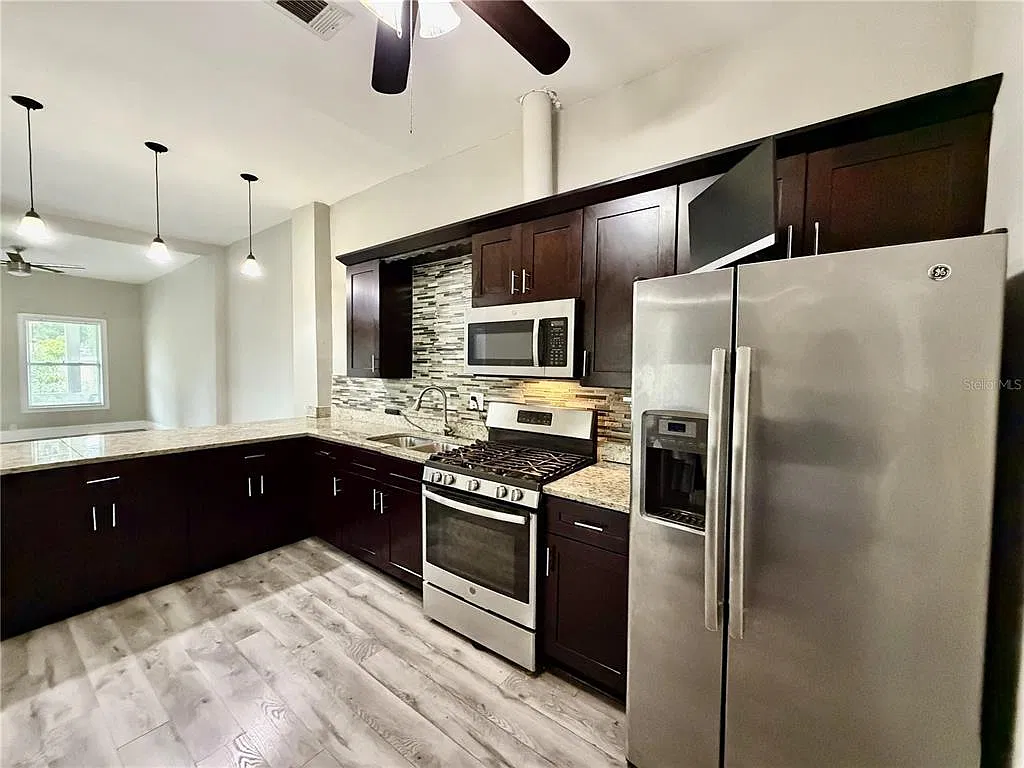 3 bed, 1.0 bath, 836 sqft, $2,200 — Photo 4