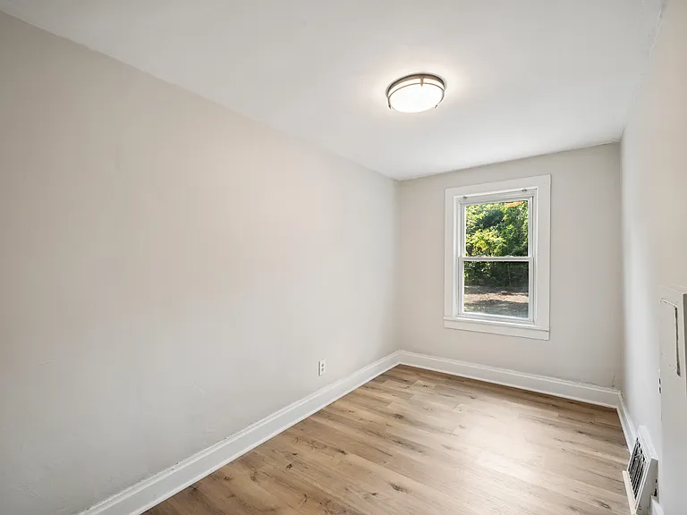 536 N Cedar St — Photo 8
