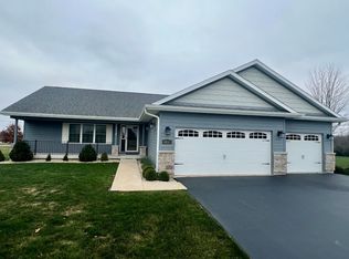 10167 E Shagbark Ln, Rochelle, IL 61068