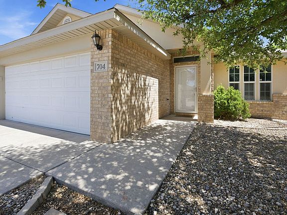 4th image of 704 Nolan Ryan Dr