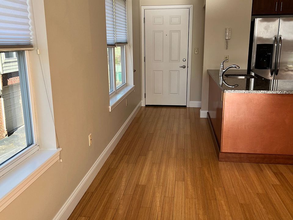 305 West Utica 2B/2B & Secure Parking Garage In the Heart of the