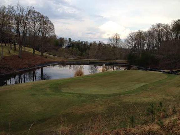 backs up to 14 th green 