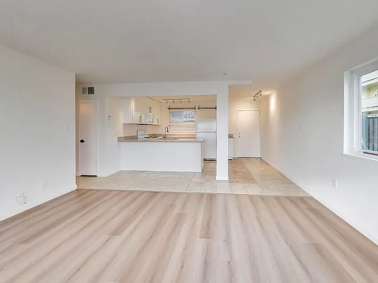 1701 Shoreline Drive — Photo 4