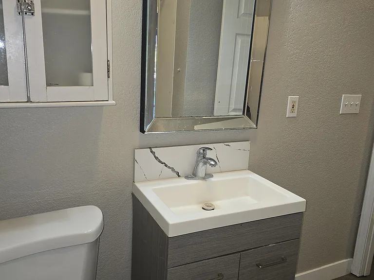 351 W Beverly Pl — Photo 5