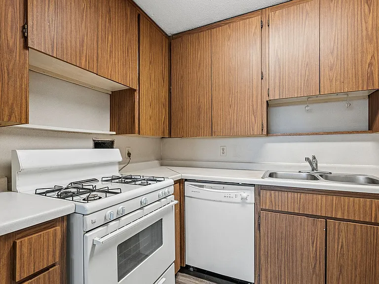 Chateau Student Housing Cooperative — Photo 40