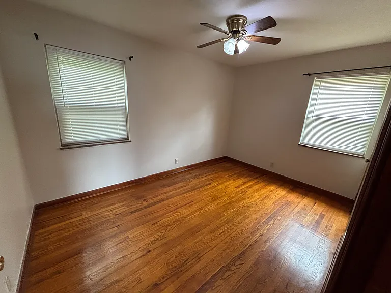 1506 Sleepy Hollow Rd — Photo 3