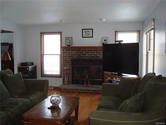 3rd image of 2 Hillcrest Heights Dr