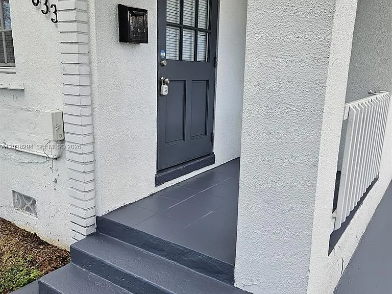 1033 N Andrews Ave — Photo 2